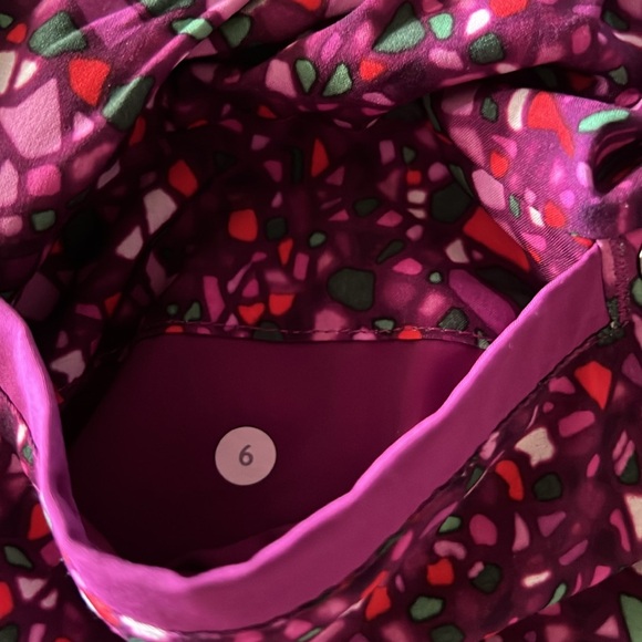 LULULEMON Purple Geometric PLAY ALL DAY Pleated Cuffed Walking Shorts Sz 6 - Picture 4 of 4